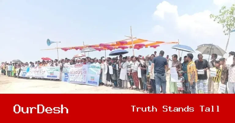 ব্রহ্মপুত্র নদে অবৈধ বালু উত্তোলন বন্ধ ও টেকসই বাঁধের দাবিতে চিলমারীতে মানববন্ধন