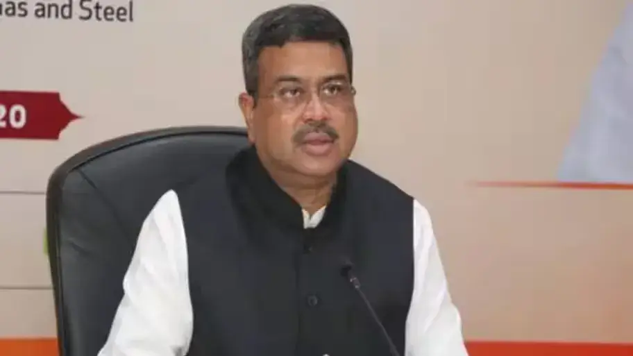 শিক্ষামন্ত্রীর পদত্যাগ নয়, সমস্যার মূলে সমাধানের পথ খুঁজছে কেন্দ্রীয় সরকার