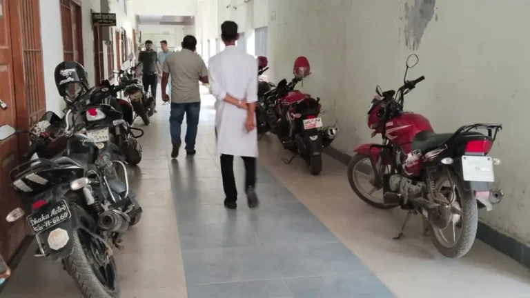 কুমিল্লা ডিসি অফিসের বারান্দায় মোটরসাইকেলের সারি, ভোগান্তিতে সেবাগ্রহীতারা