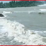 উত্তাল বঙ্গোপসাগরের জোয়ারে ভাসছে সেন্টমার্টিন, নৌ চলাচল বন্ধ
