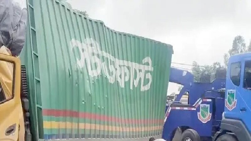 বগুড়ায় ট্রাক ও কাভার্ডভ্যানের মুখোমুখি সংঘর্ষে চালক নিহত