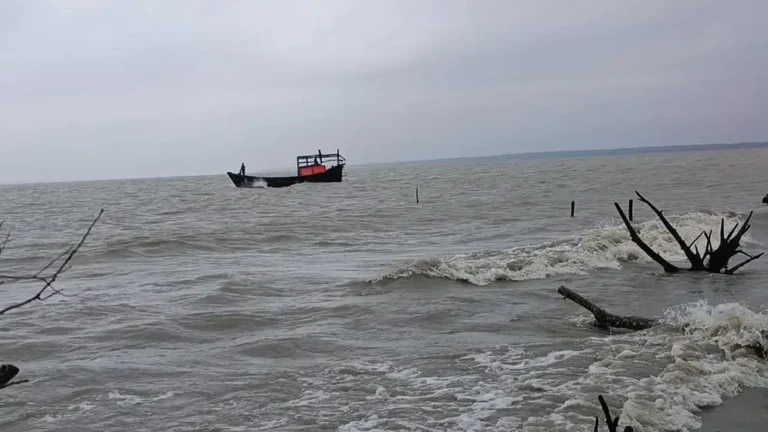 বঙ্গোপসাগরে গভীর নিম্নচাপ: দেশের সব সমুদ্রবন্দরে ৩ নম্বর সতর্ক সংকেত