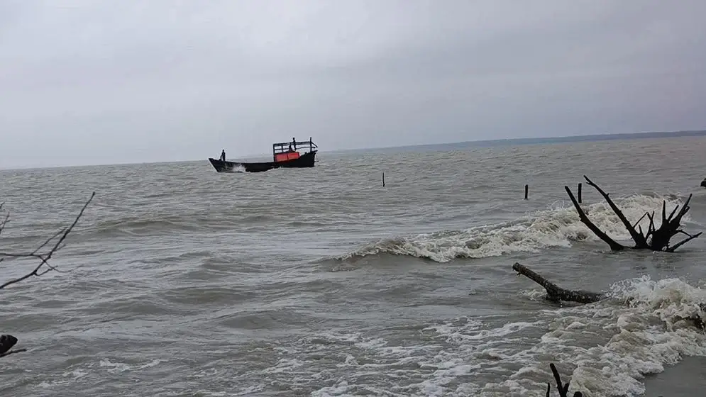 বঙ্গোপসাগরে গভীর নিম্নচাপ: দেশের সব সমুদ্রবন্দরে ৩ নম্বর সতর্ক সংকেত