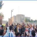 এইচএসসি পরীক্ষা নিয়ে বিক্ষোভ: সংসদ ভবনের সামনে শিক্ষার্থীদের অবস্থান