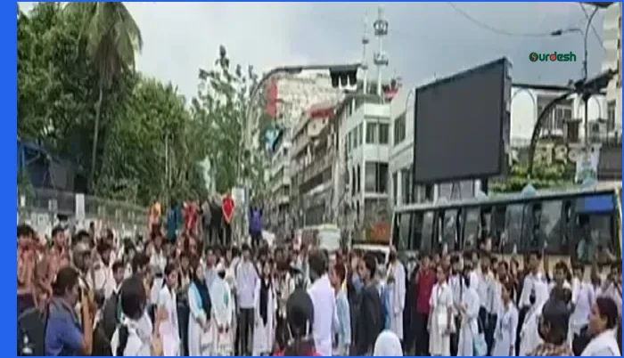 এইচএসসি পরীক্ষার্থীদের লংমার্চ: সাইন্সল্যাব মোড় অবরোধে স্থবির যান চলাচল