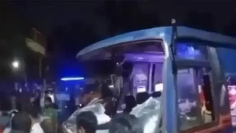 কুর্মিটোলা হাসপাতালে নিয়ন্ত্রণ হারিয়ে বাস, নিহত ১