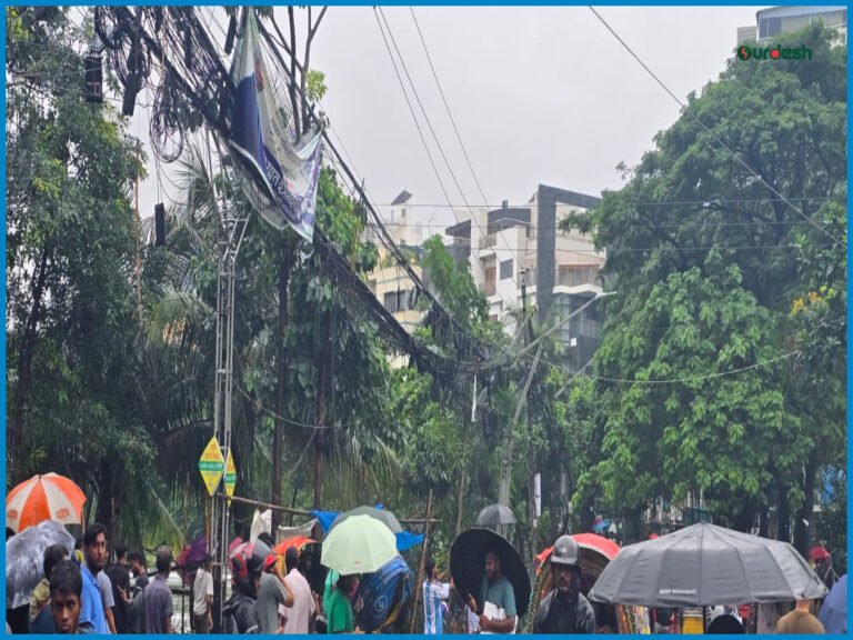 টানা বৃষ্টিতে ঢাকার জনজীবনে স্থবিরতা, ভোগান্তিতে নগরবাসী
