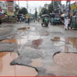 টানা বৃষ্টিতে বেহাল চট্টগ্রাম নগর, সড়কে সৃষ্টি হয়েছে বড় গর্ত