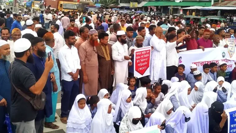 বগুড়ায় বিশ্ববিদ্যালয় স্থাপনের দাবিতে মহাসড়ক অবরোধ, ডিসির আশ্বাসে প্রত্যাহার