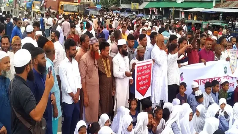 বগুড়ায় বিশ্ববিদ্যালয় স্থাপনের দাবিতে মহাসড়ক অবরোধ, ডিসির আশ্বাসে প্রত্যাহার