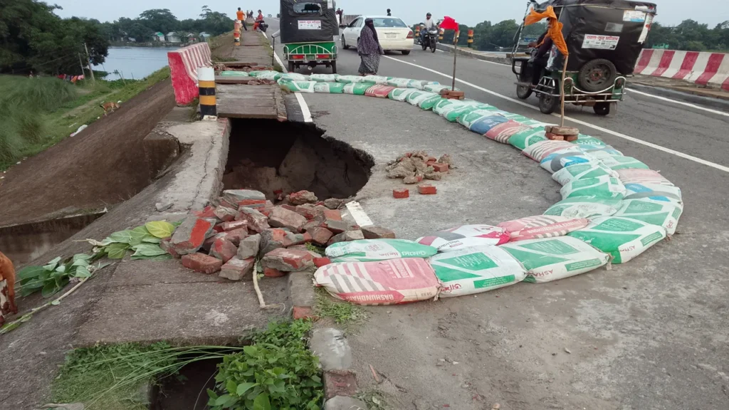 মতলব সেতুর এপ্রোচ সড়কে ভাঙন, দুর্ঘটনার আশঙ্কা