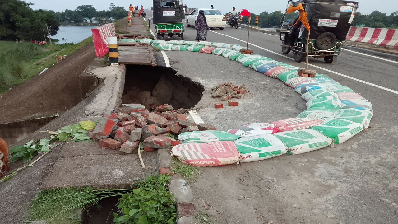 মতলব সেতুর এপ্রোচ সড়কে ভাঙন, দুর্ঘটনার আশঙ্কা