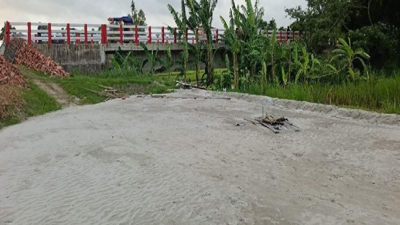 মাদারগঞ্জে রাজনৈতিক প্রভাবে সেতুর মুখ ভরাট, জলাবদ্ধতার শঙ্কায় কৃষকরা