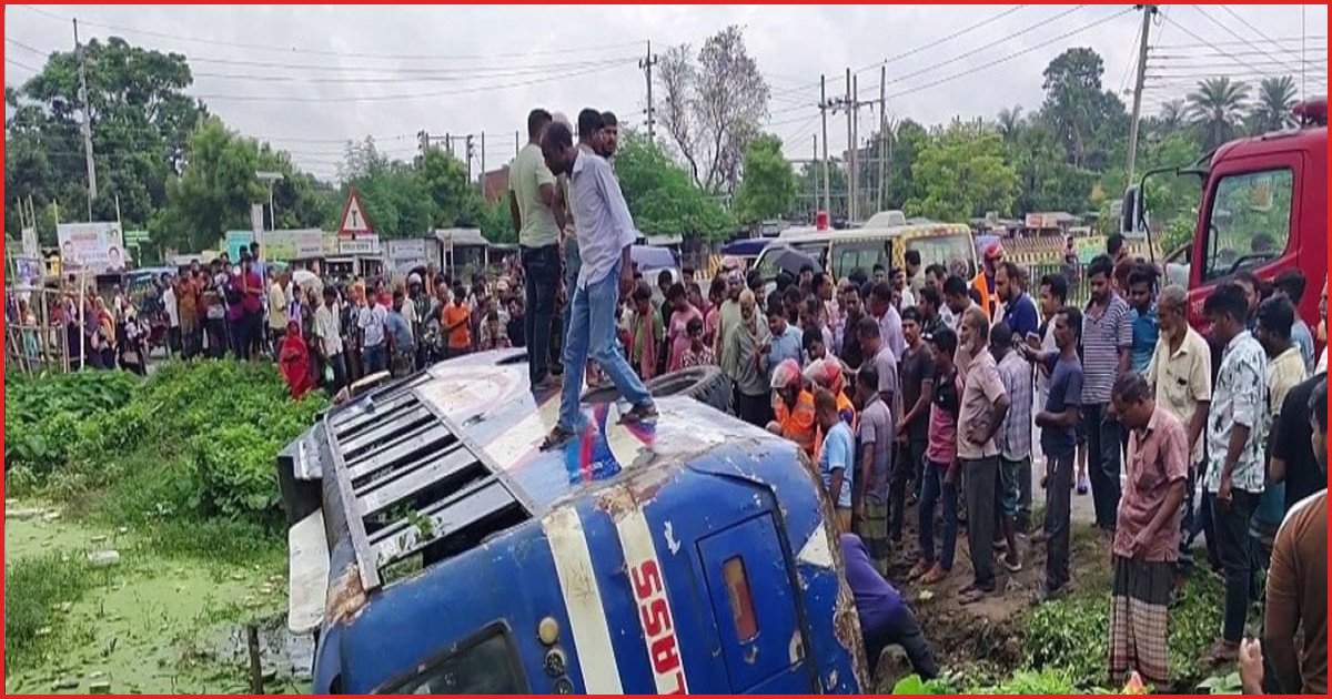 মেহেরপুরে ইজিবাইককে সাইড দিতে গিয়ে বাস উল্টে আহত ১০