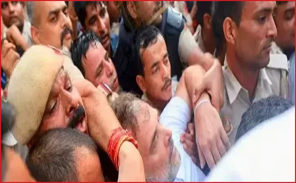 মোদি বাসভবনের সামনে থেকে রাহুল-প্রিয়াঙ্কা ও অখিলেশ আটক