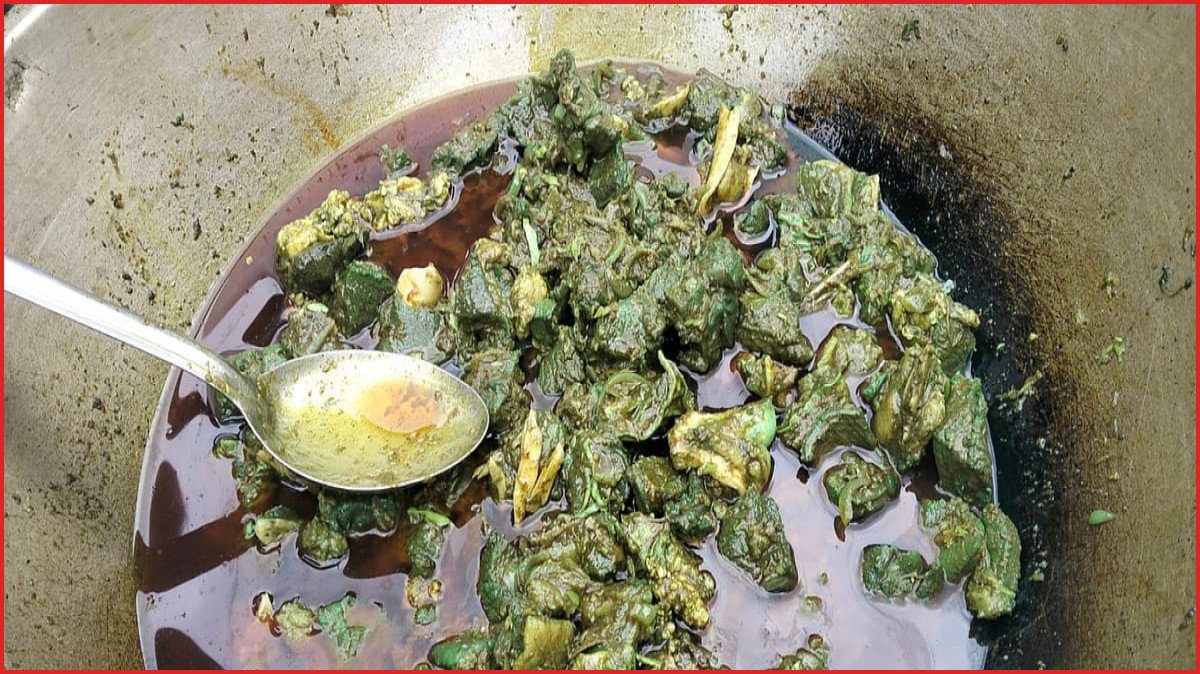 রান্নার সময় মাংসের রং সবুজ, থানায় কড়াই নিয়ে হাজির কর্মচারীরা