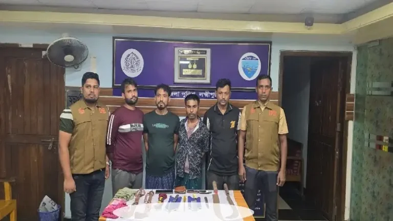 লক্ষ্মীপুরে ডাকাতির প্রস্তুতিকালে অস্ত্রসহ চারজন আটক