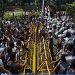 শিক্ষা ভবনের সামনে আন্দোলনরত শিক্ষার্থীদের পুলিশি ব্যারিকেড