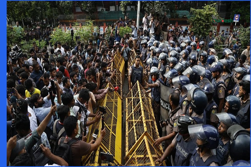 শিক্ষা ভবনের সামনে আন্দোলনরত শিক্ষার্থীদের পুলিশি ব্যারিকেড