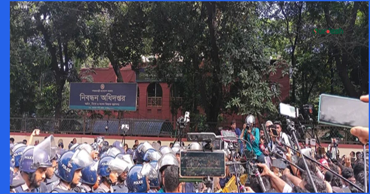 শিক্ষা ভবনের সামনে শিক্ষার্থীদের লংমার্চে পুলিশের ব্যারিকেড
