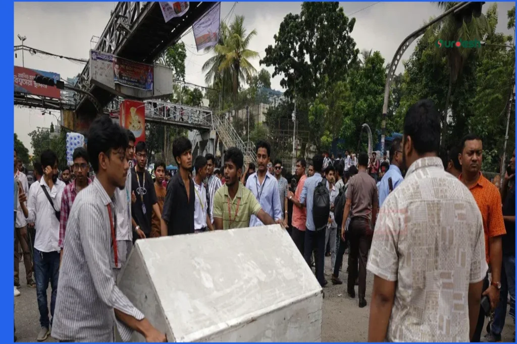 শিক্ষামন্ত্রীর পদত্যাগের দাবিতে সায়েন্সল্যাব মোড়ে শিক্ষার্থীদের বিক্ষোভ