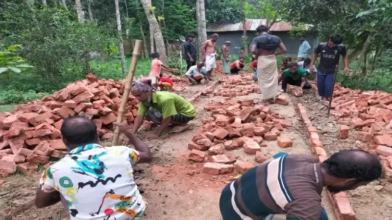 সরকারি বরাদ্দের অপেক্ষায় না থেকে চাঁদা তুলে রাস্তা সংস্কার গ্রামবাসীদের