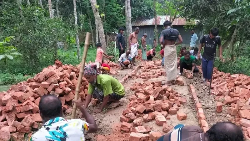 সরকারি বরাদ্দের অপেক্ষায় না থেকে চাঁদা তুলে রাস্তা সংস্কার গ্রামবাসীদের