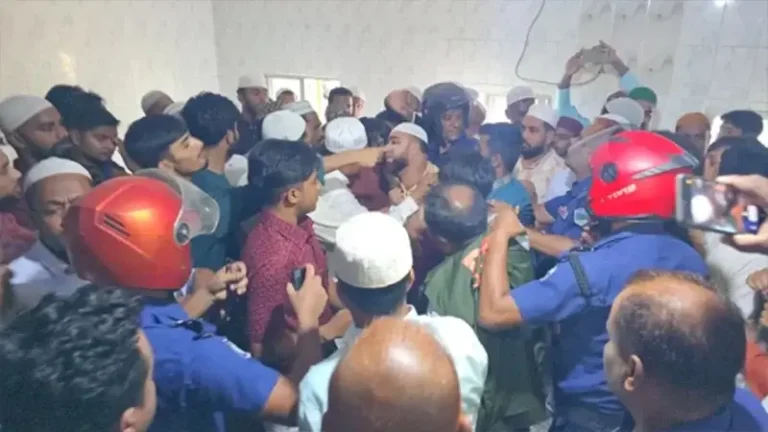 সাঁথিয়ায় মসজিদে ইমামতি নিয়ে বিএনপি-জামায়াত নেতাকর্মীদের হাতাহাতি