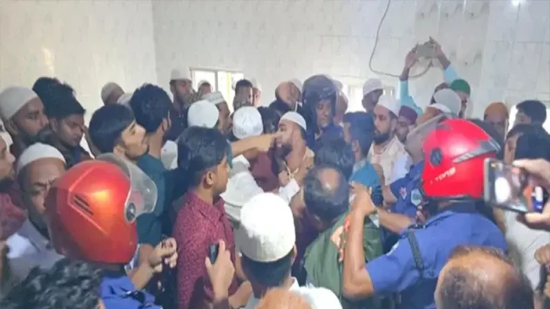 সাঁথিয়ায় মসজিদে ইমামতি নিয়ে বিএনপি-জামায়াত নেতাকর্মীদের হাতাহাতি
