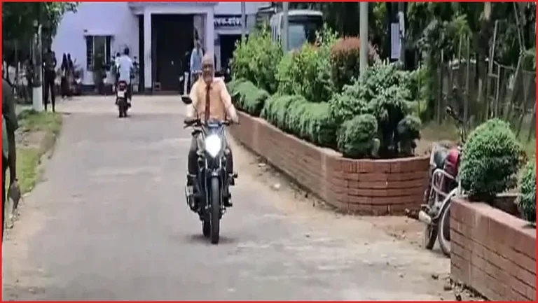 হেলমেট ছাড়া মোটরসাইকেল চালিয়ে সমালোচনায় সিলেট কৃষি বিশ্ববিদ্যালয়ের উপাচার্য