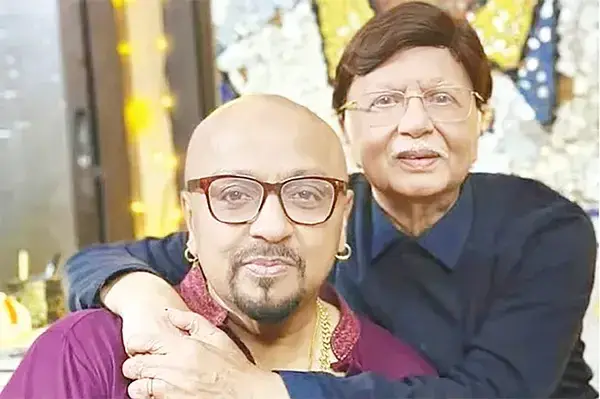 ৪০ বছর আগের ইচ্ছা পূরণ: সোহেল রানাকে দামি ঘড়ি উপহার দিলেন রুবেল