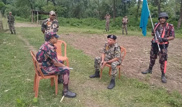 লালমনিরহাটে বিএসএফের অস্ত্র ও ওয়াকিটকি উদ্ধার, পতাকা বৈঠকে ফেরত দিল বিজিবি