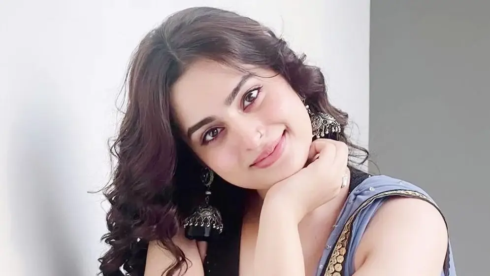 হীরের আংটি পরে রহস্যময় ছবি পোস্ট, বাগদানের গুঞ্জনে মুখ খুললেন আয়শা খান