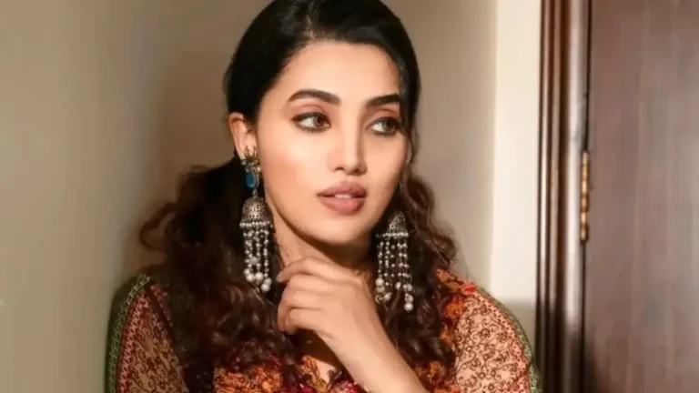 মাত্র ২৭ বছর বয়সে ঘুমের মধ্যেই চিরবিদায় নিলেন বলিউড অভিনেত্রী অনন্যা রাজ