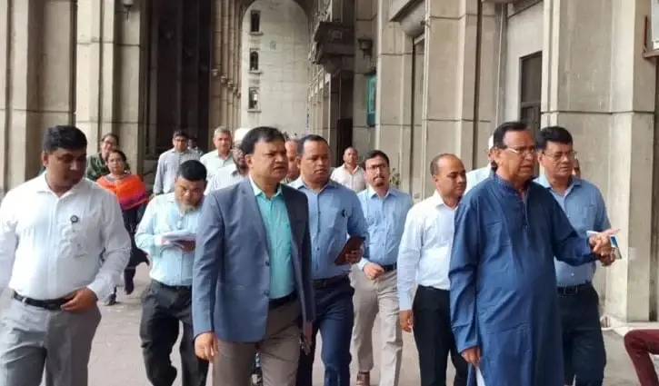 অফিসে সময়ানুবর্তিতা নিশ্চিত করতে ডিএসসিসি প্রশাসকের আকস্মিক পরিদর্শন