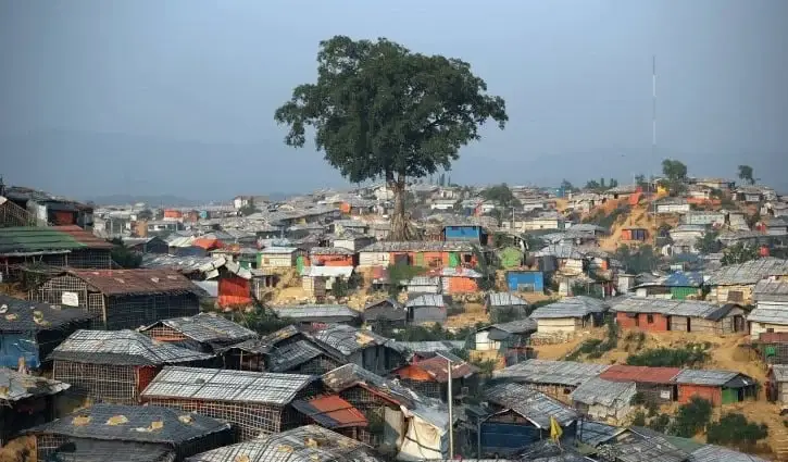 উখিয়ায় রোহিঙ্গা ক্যাম্পে দুই পক্ষের গোলাগুলি, গুলিবিদ্ধ মা ও শিশু