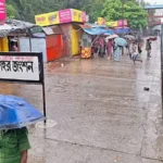 প্রেক্ষাপট: রেললাইনে ৮ ইঞ্চি পানি, চার ঘণ্টা আটকে চবির দুই শাটল ট্রেন