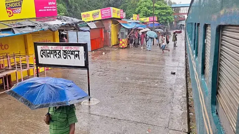 প্রেক্ষাপট: রেললাইনে ৮ ইঞ্চি পানি, চার ঘণ্টা আটকে চবির দুই শাটল ট্রেন