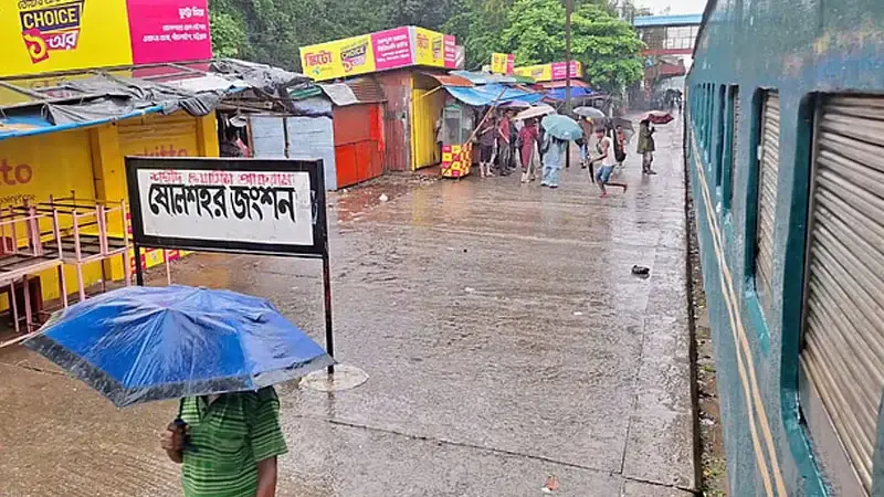 প্রেক্ষাপট: রেললাইনে ৮ ইঞ্চি পানি, চার ঘণ্টা আটকে চবির দুই শাটল ট্রেন
