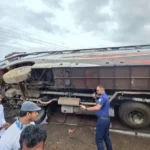 প্রেক্ষাপট: রাস্তার পাশ দিয়ে হেঁটে যাচ্ছিল শিক্ষার্থীরা, চাপা দিয়ে উল্টে যায় বাস