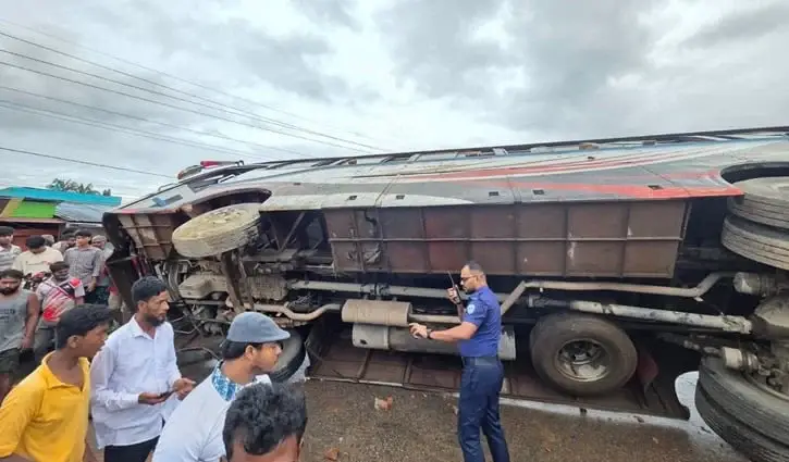 প্রেক্ষাপট: রাস্তার পাশ দিয়ে হেঁটে যাচ্ছিল শিক্ষার্থীরা, চাপা দিয়ে উল্টে যায় বাস