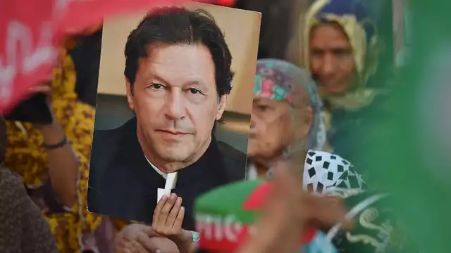 ইমরান খানের শারীরিক অবস্থা নিয়ে পাকিস্তানের প্রধানমন্ত্রীর কাছে সাবেক অধিনায়কদের নতুন আবেদন