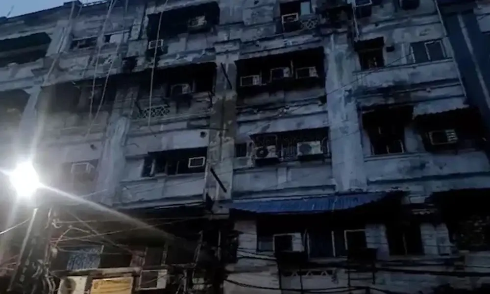 কলকাতার হোটেলে অগ্নিকাণ্ড: ৯ জনের প্রাণহানি, বাংলাদেশি নাগরিক থাকার আশঙ্কা