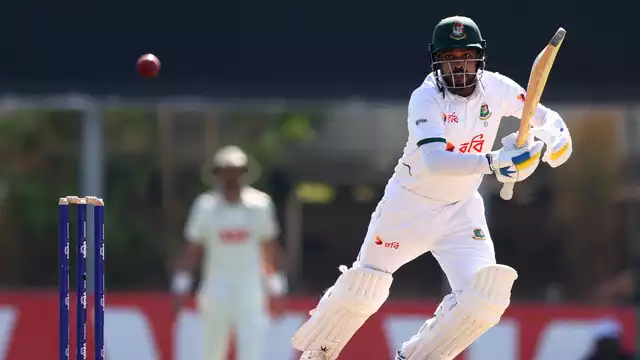 অস্ট্রেলিয়ার বিপক্ষে ঐতিহাসিক জয়ের পথে বাংলাদেশ: ব্যাট-বলে উজ্জ্বল মেহেদী