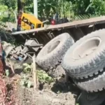 পটুয়াখালীতে নিয়ন্ত্রণ হারিয়ে খাদে লরি, দুইজনকে জীবিত উদ্ধার