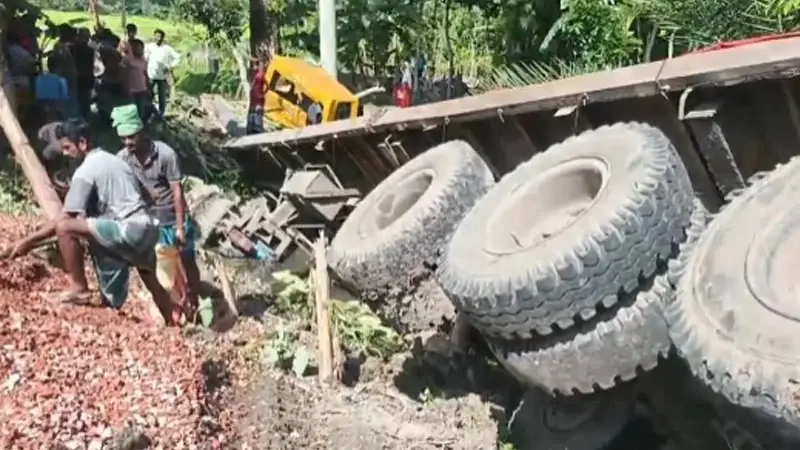 পটুয়াখালীতে নিয়ন্ত্রণ হারিয়ে খাদে লরি, দুইজনকে জীবিত উদ্ধার