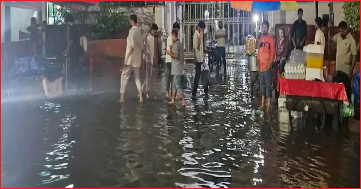 এক ঘণ্টার বৃষ্টিতেই নিউমার্কেটে হাঁটু পানি, চরম ভোগান্তিতে ক্রেতা-বিক্রেতারা