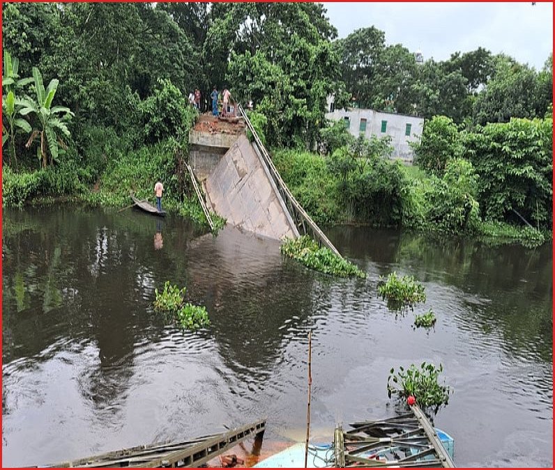 কুমিল্লায় বেইলি সেতু ভেঙে ইটবোঝাই বাল্কহেডের ওপর