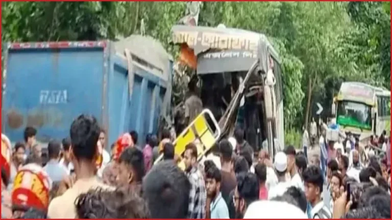 চাঁদপুরে বাস-ট্রাক মুখোমুখি সংঘর্ষে নিহত ৩, আহত ১৫