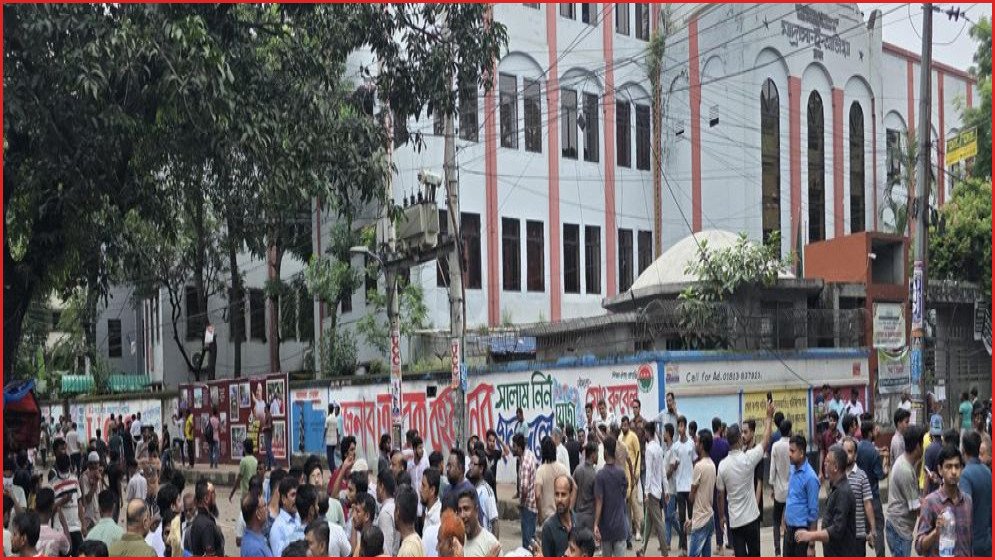 ঢাকায় তিন শিক্ষাপ্রতিষ্ঠানে ছাত্রদল-শিবির সংঘর্ষ, এলাকায় উত্তেজনা